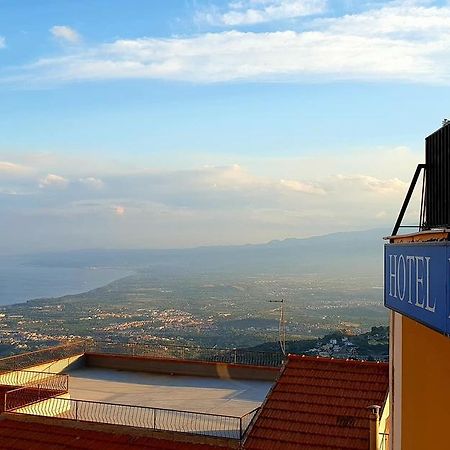 Hotel Panorama Di Sicilia Кастелмола Екстериор снимка