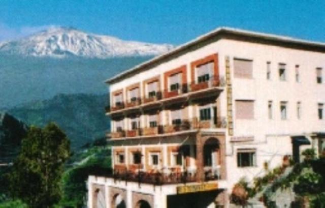 Hotel Panorama Di Sicilia Кастелмола Екстериор снимка