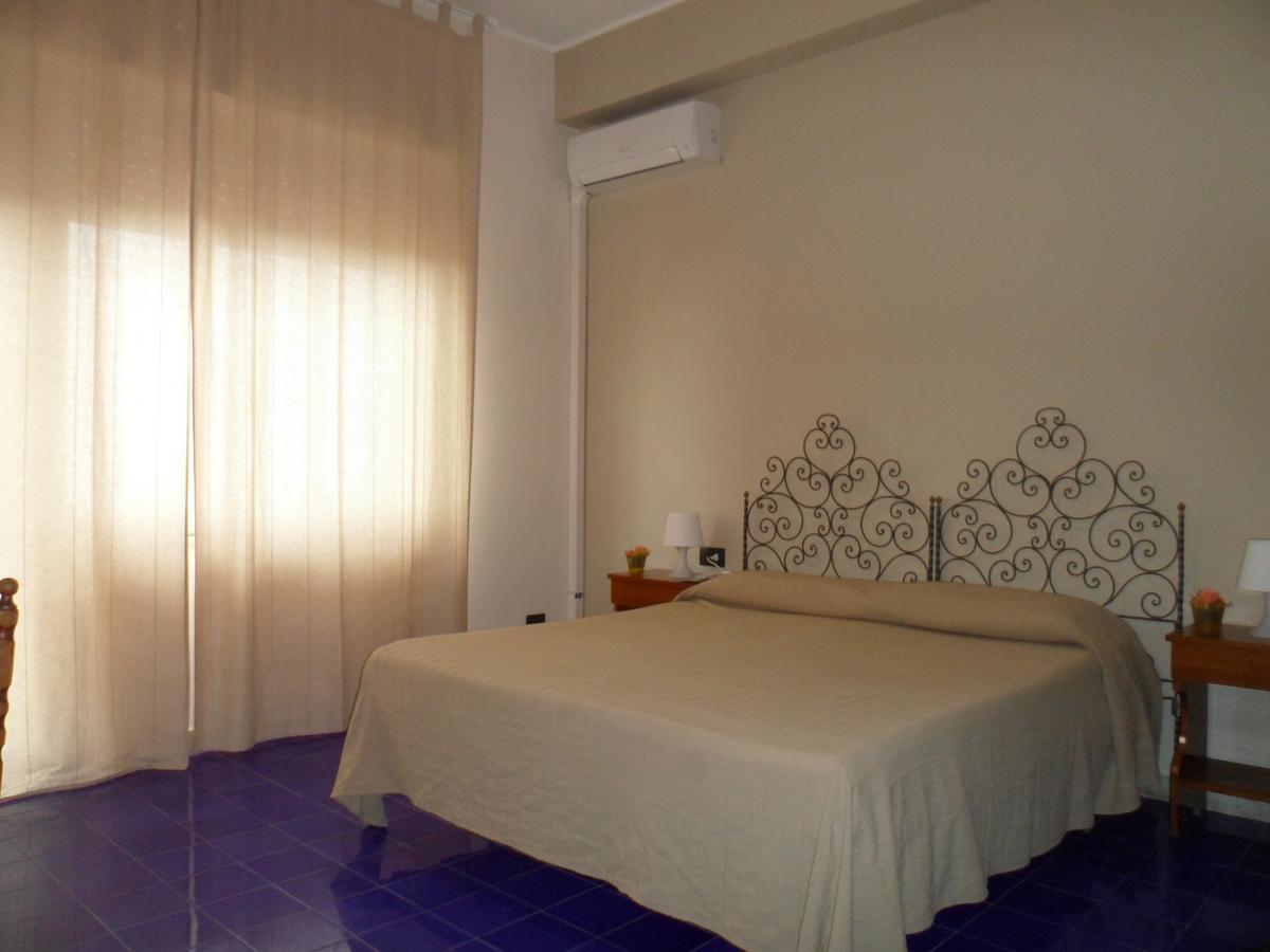 Hotel Panorama Di Sicilia Кастелмола Екстериор снимка