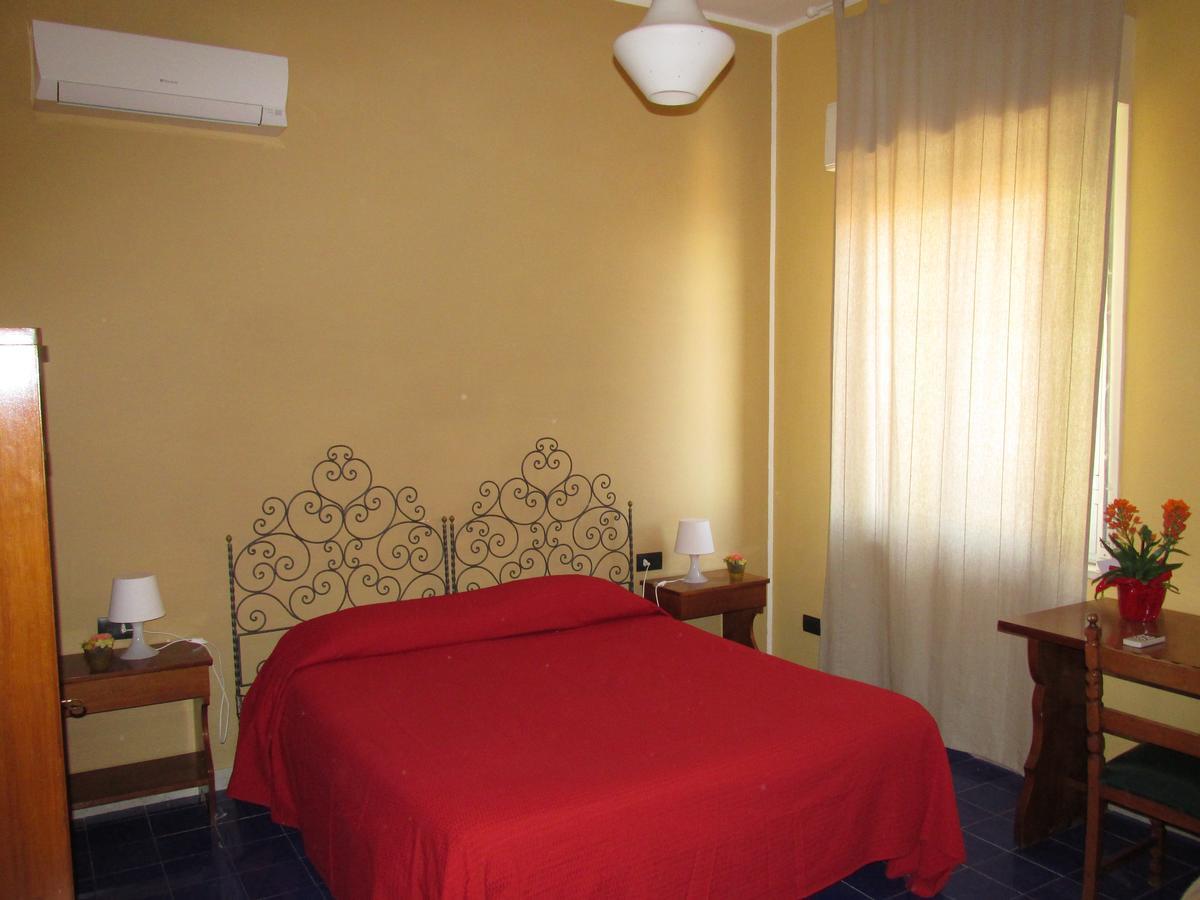 Hotel Panorama Di Sicilia Кастелмола Екстериор снимка