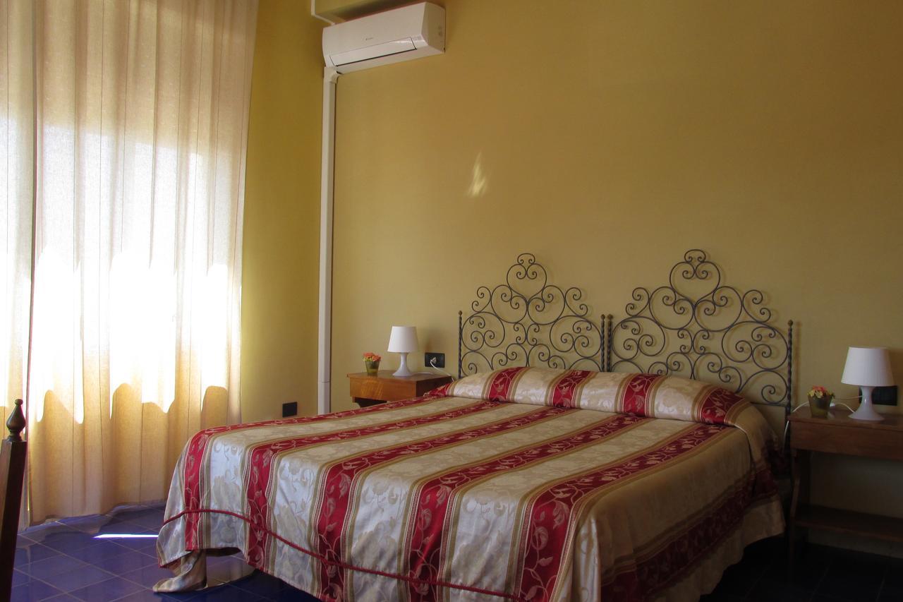 Hotel Panorama Di Sicilia Кастелмола Екстериор снимка