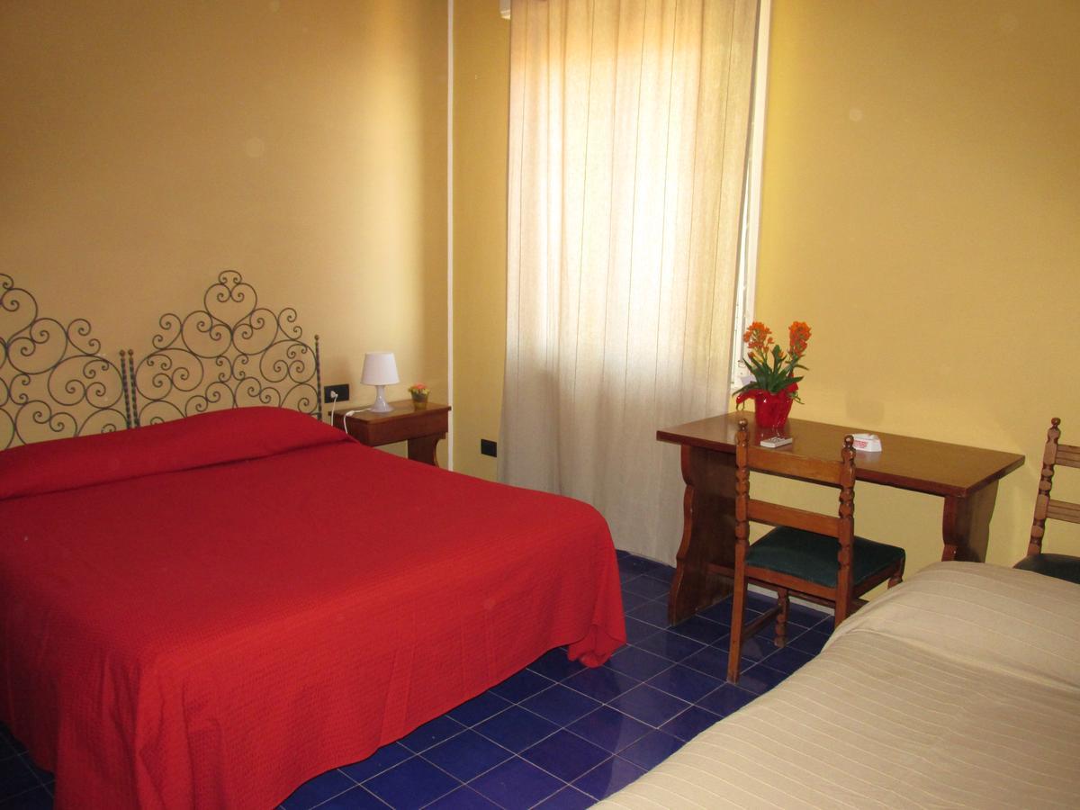 Hotel Panorama Di Sicilia Кастелмола Екстериор снимка