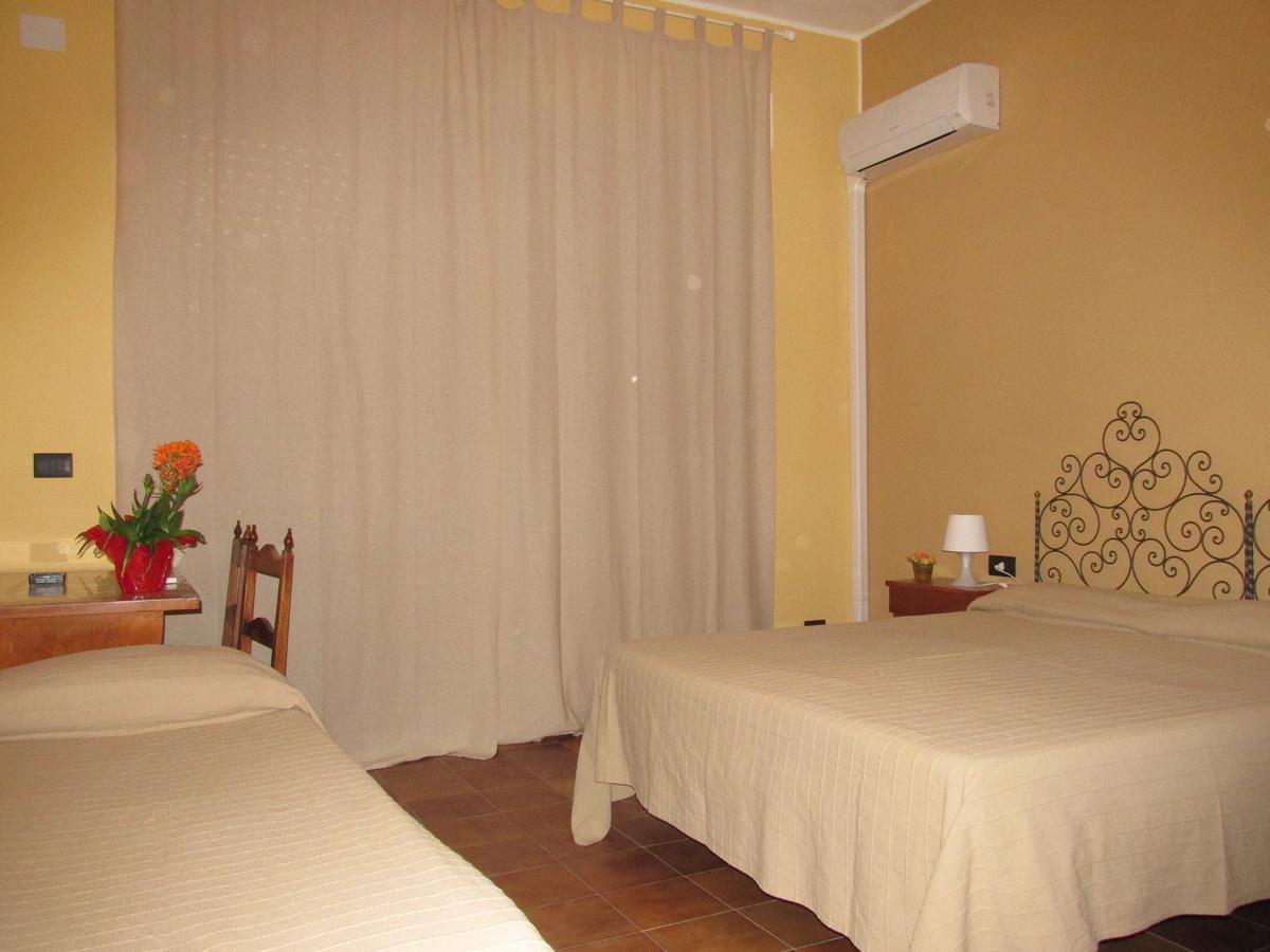 Hotel Panorama Di Sicilia Кастелмола Екстериор снимка