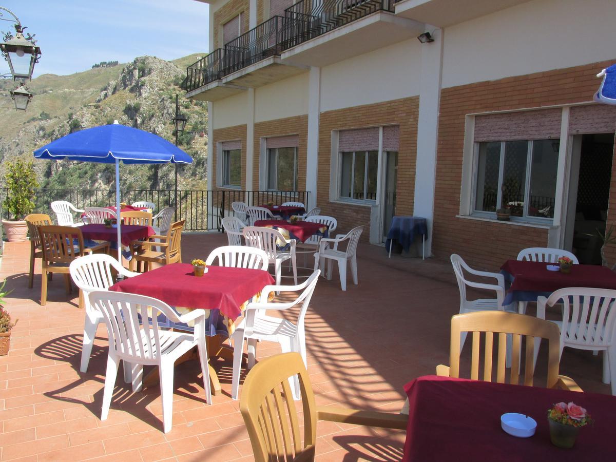 Hotel Panorama Di Sicilia Кастелмола Екстериор снимка