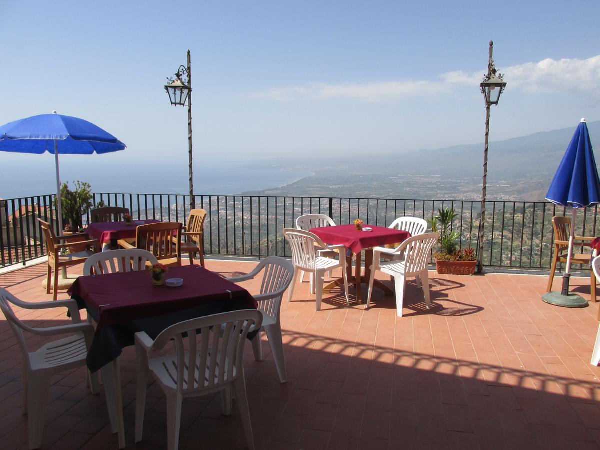 Hotel Panorama Di Sicilia Кастелмола Екстериор снимка